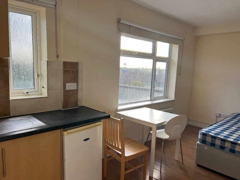 Spacious self-contained Studio (4), NW11