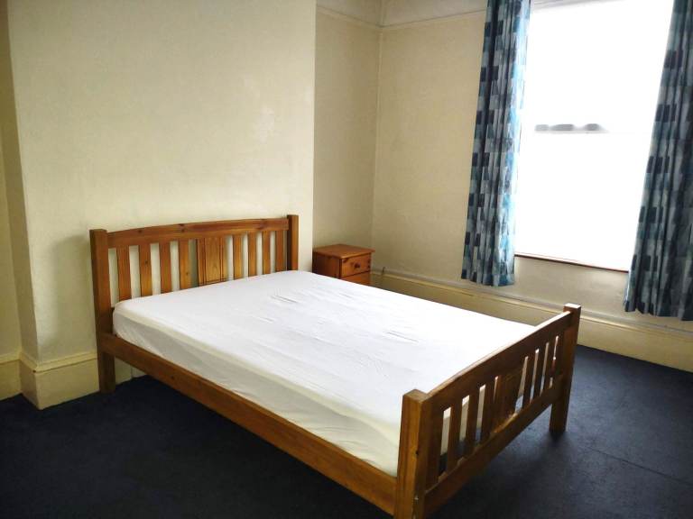 Large Double Room With Own Sink In Clean House Share