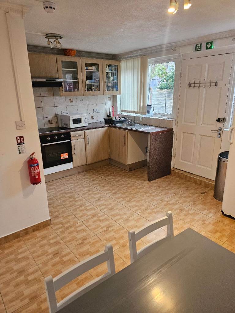 Large Double Room – Bills Included – Garden – 15 min walk Colindale Station (NW9)