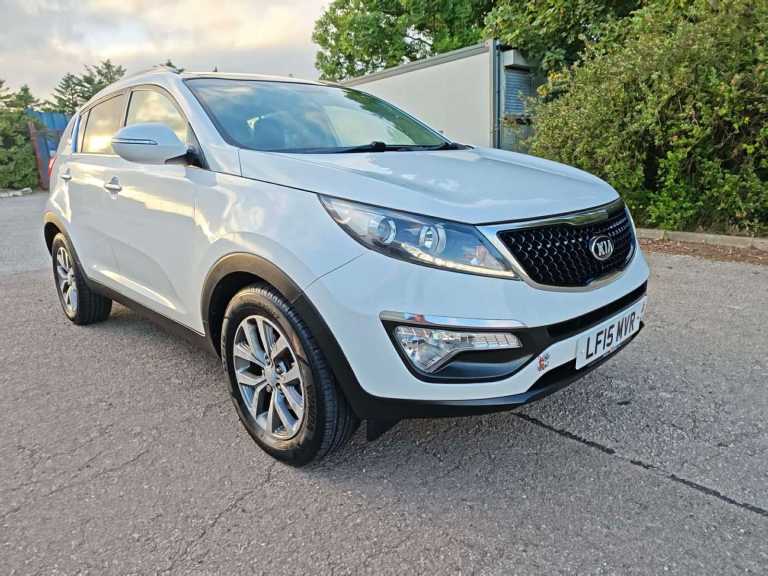 SUPERB SUV**WHITE PEARL**KIA SPORTAGE DIESEL-LOW DIESEL MILES-FULL SERVICE HISTORY-FULL OPTION MODEL