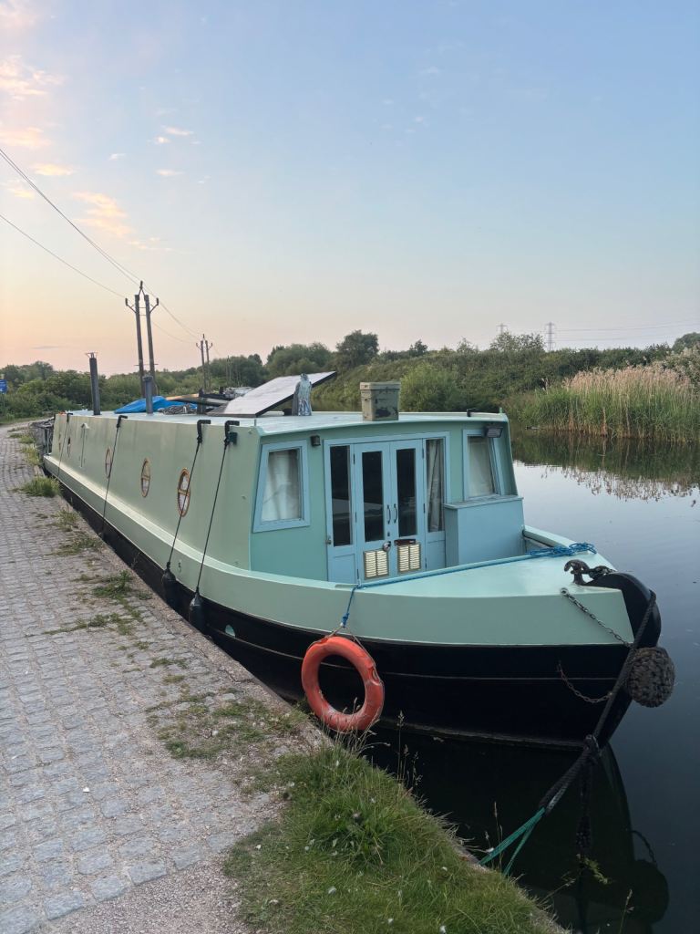 60 x 10 widebeam canalboat perfect for 1/2 people - new skylight installed