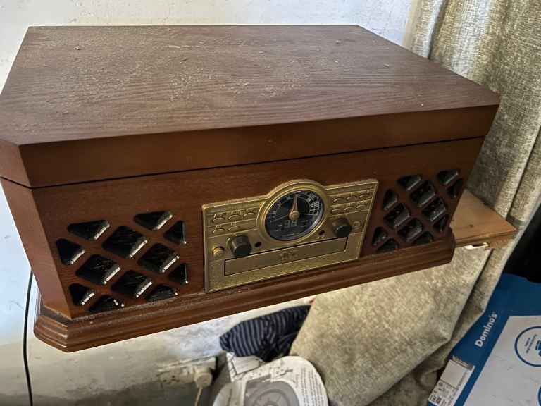 Radio vinyl CD player with inbuilt speakers