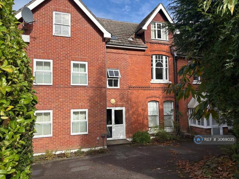 1 bedroom flat in Surrey Road, Bournemouth, BH4 (1 bed) (#3069035)