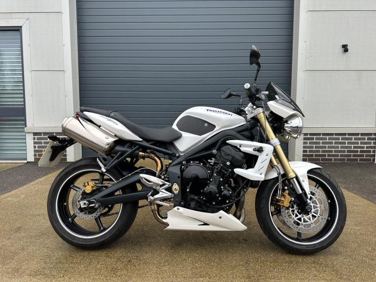 TRIUMPH STREET TRIPLE 675 2011 - ONLY 9109 MILES 