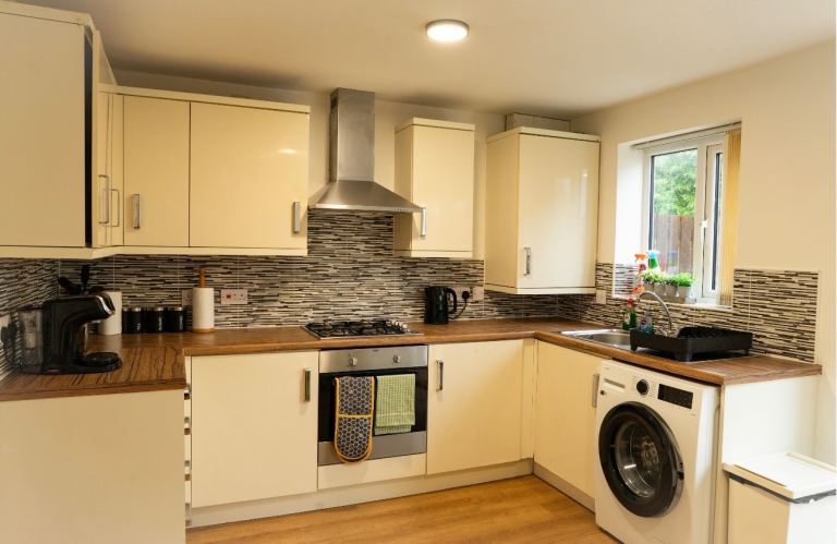 5 Bedroom House| M13 | COMPANY LET ONLY