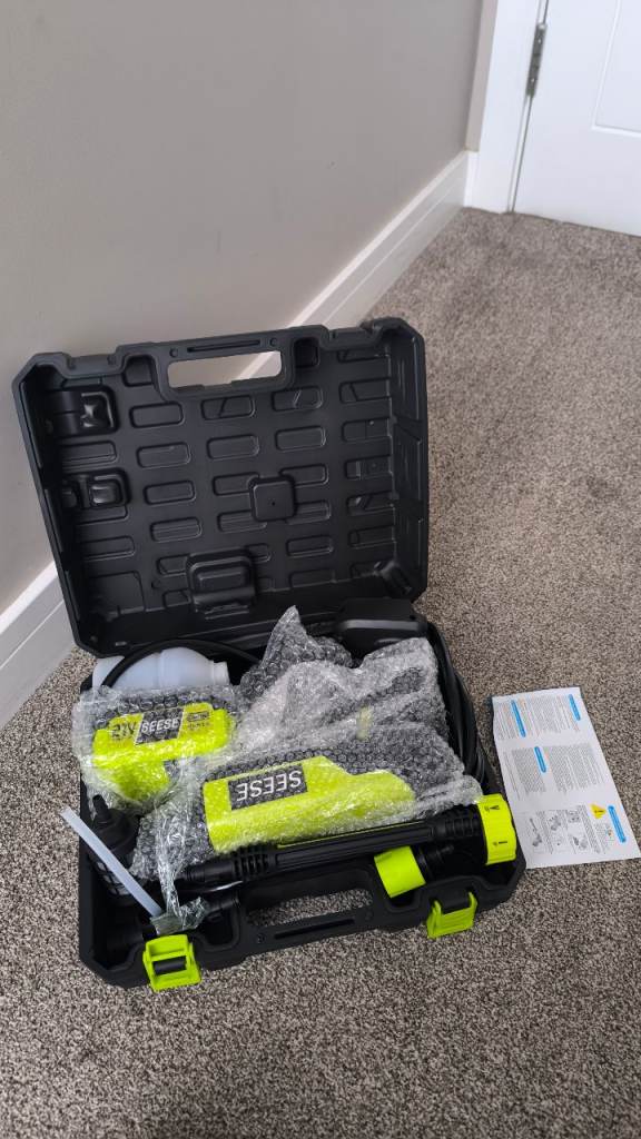 1000 psi Cordless pressure washer.