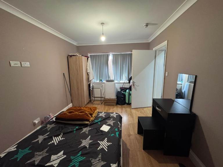 LARGE ROOOM FOR RENT