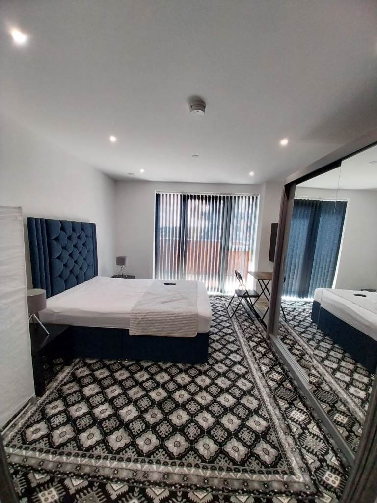 LARGE ROOM AVAILABLE FOR RENT IN HIGH STREET HOUNSLOW TW3 