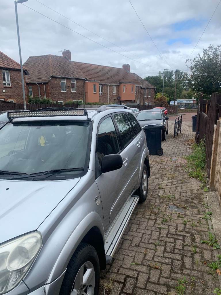 Toyota RAV 4 Estate 20DIESEL  SPARES REPAIR  NEEDS ALTNATOR FITTED £600 NO OFFERS 