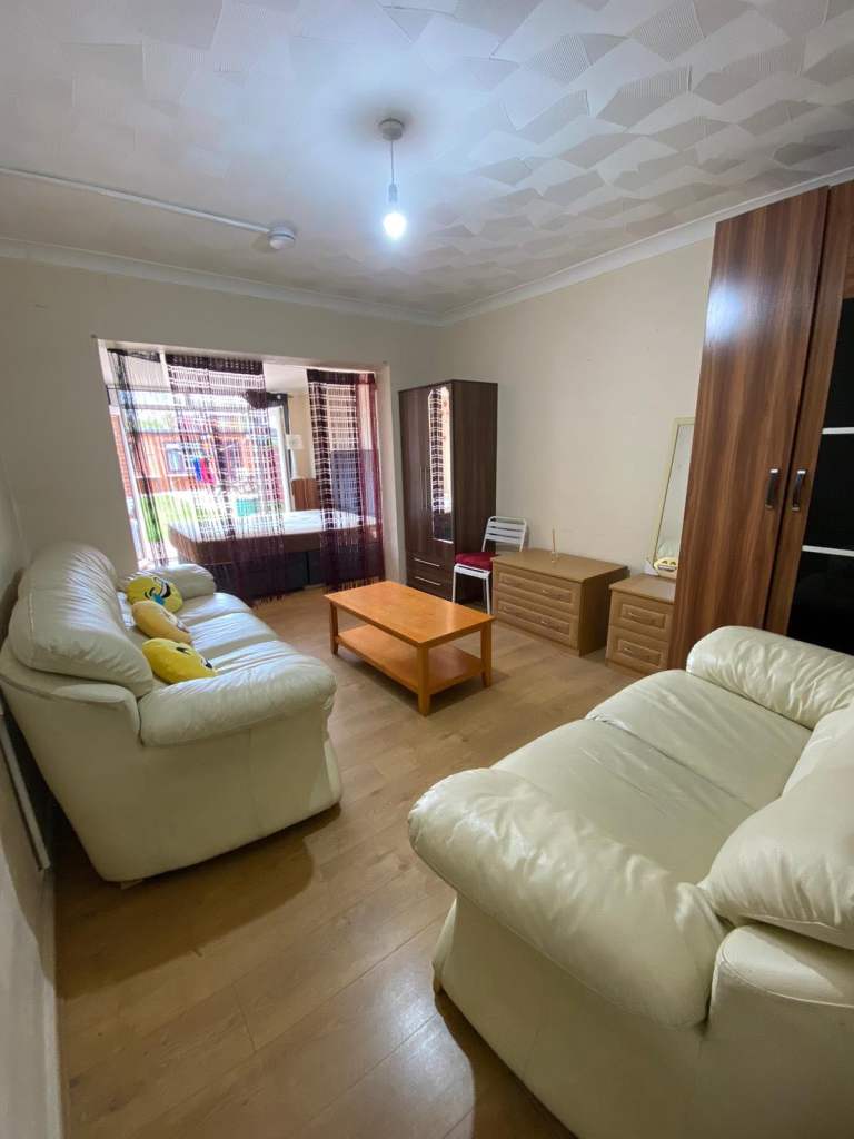 Extra large room to rent 