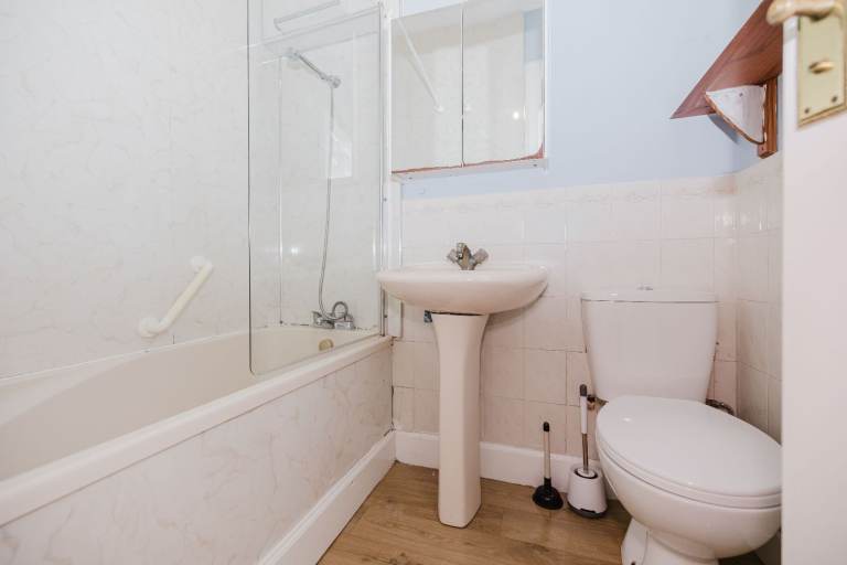  Bright and neutral, 2-bedroom, main door, furnished flat in Newington - available soon