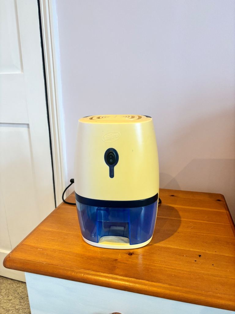 Miniature dehumidifier 