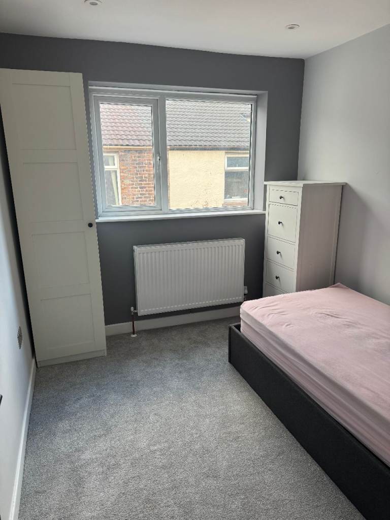 Single room available now L4