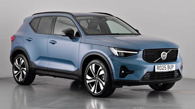 2025 Volvo XC40 Ultra Dark B3 Mild hybrid Panoramic Sunroof 360 Camera 20' Alloys Estate Petrol A...