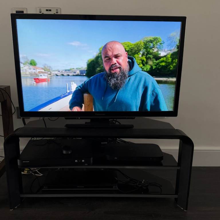 PANASONIC 37" 3D TV (TX-L37DT30B) + GLASS TV STAND – GREAT CONDITION!