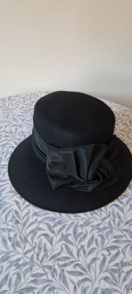 LADIES’ BLACK WOOL FELT FORMAL OCCASION DESIGNER HAT WITH SATIN KNOT DECORATION BY VIV KNOWLAND