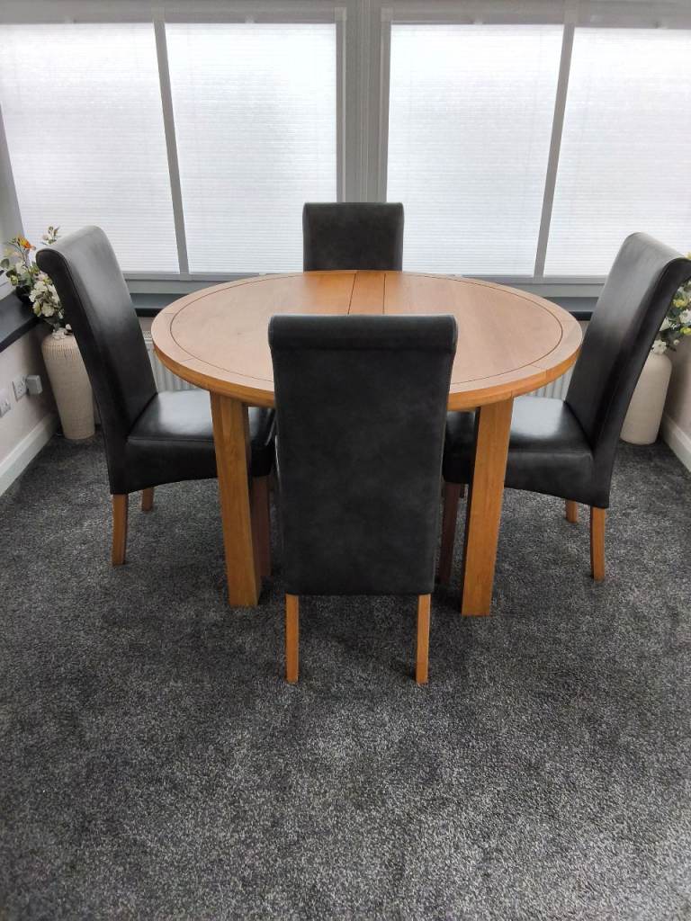Oak Furnitureland Solid Oak Extendable Round Table & 4 Faux Leather Chairs