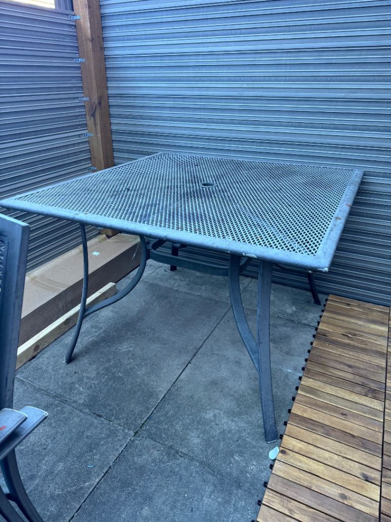 Garden table and 4 chairs 