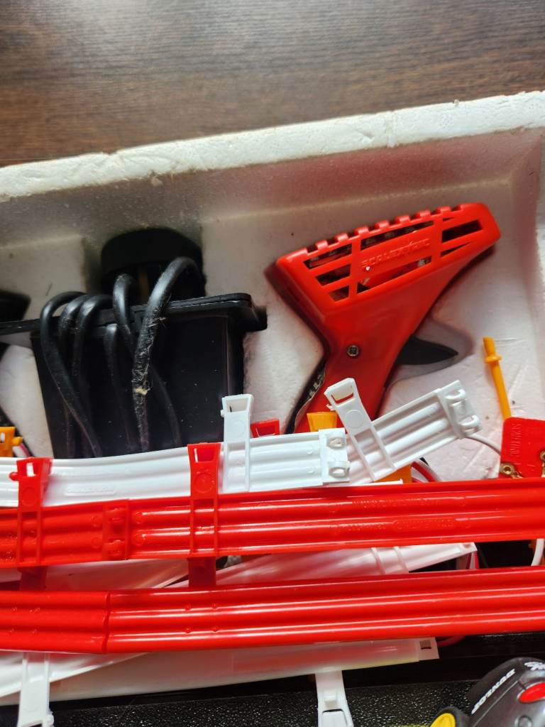 Scalextries grand prix  and 4 cars 