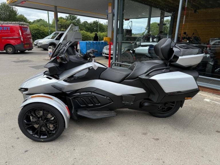 2025 Can-Am Spyder RT Limited 1330cc 6 speed semiauto trike Hyper Silver