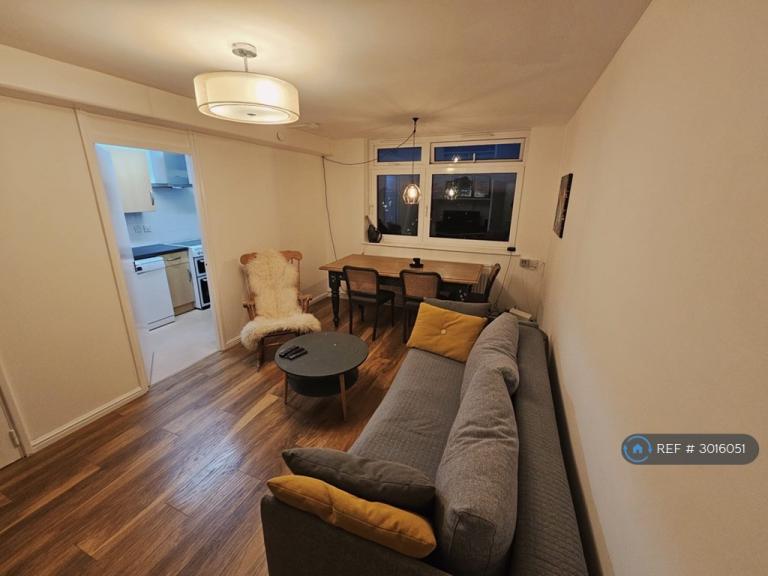 1 bedroom flat in Fairburn House, London, W14 (1 bed) (#3016051)