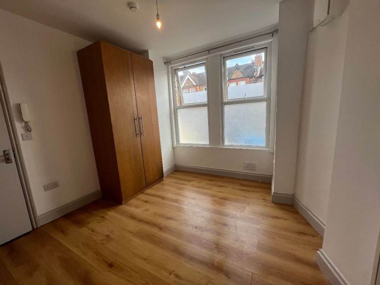 Large Double room with en-suite & small kitchenette in Thornton Heath only £950 pcm DSS WELCOME