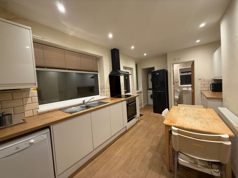 GENEROUSLY SIZED SPLIT LEVEL FLAT 2 Double Bedrooms, Southerly Lounge & Private Garden