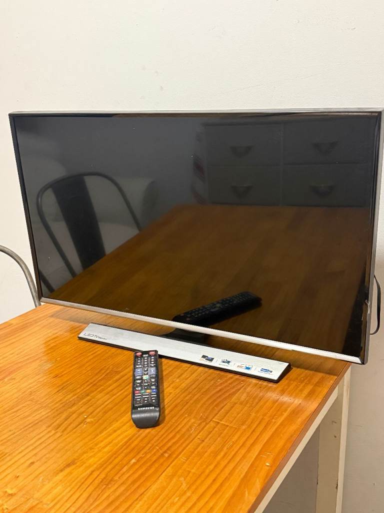 Samsung 32” LED TV / Monitor (T32E310EX) + EXTRAS