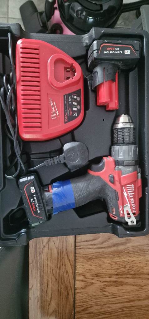 Milwuakee drill 2x batteries and charger 