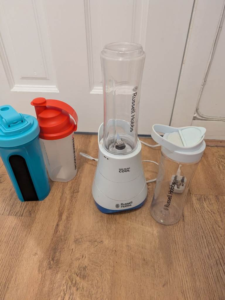 Blender + Extra Cups + 2 Shaker Bottles