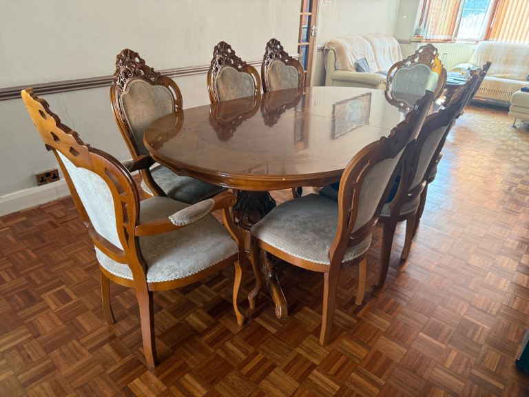 Extendable Wooden Dining Table and 8 Chairs – Good Condition