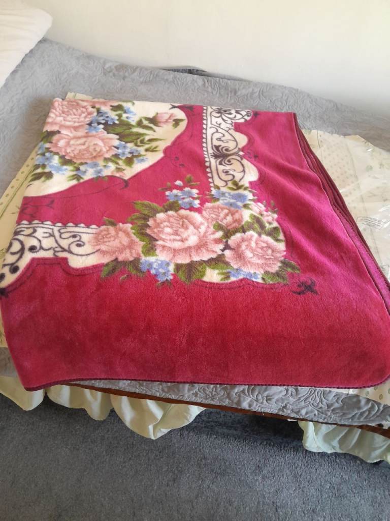 Soft Floral Bed Blanket – Good Condition, Pink/Red