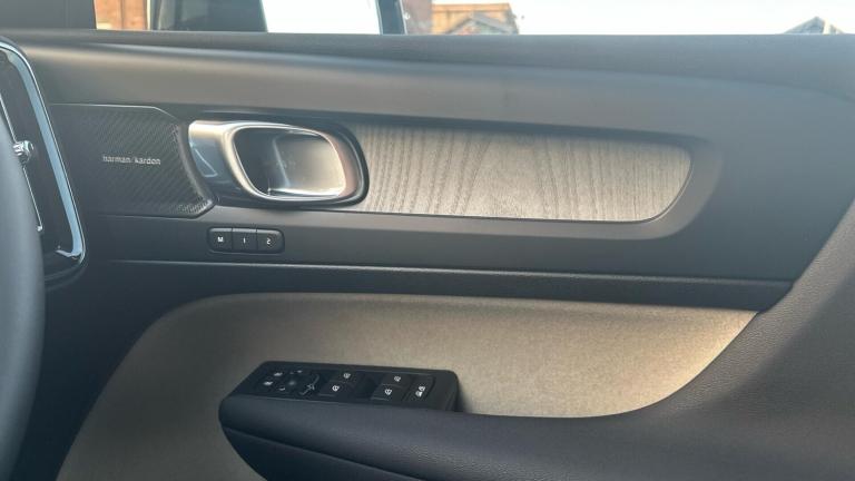  Volvo XC40 2.0 B4 MHEV Ultra Bright DCT Auto Euro 6 (s/s) 5dr Petrol/Electric Hybrid Automatic