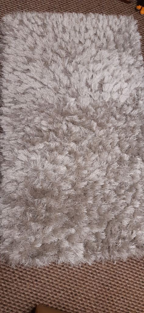SHAG PILE RUG.