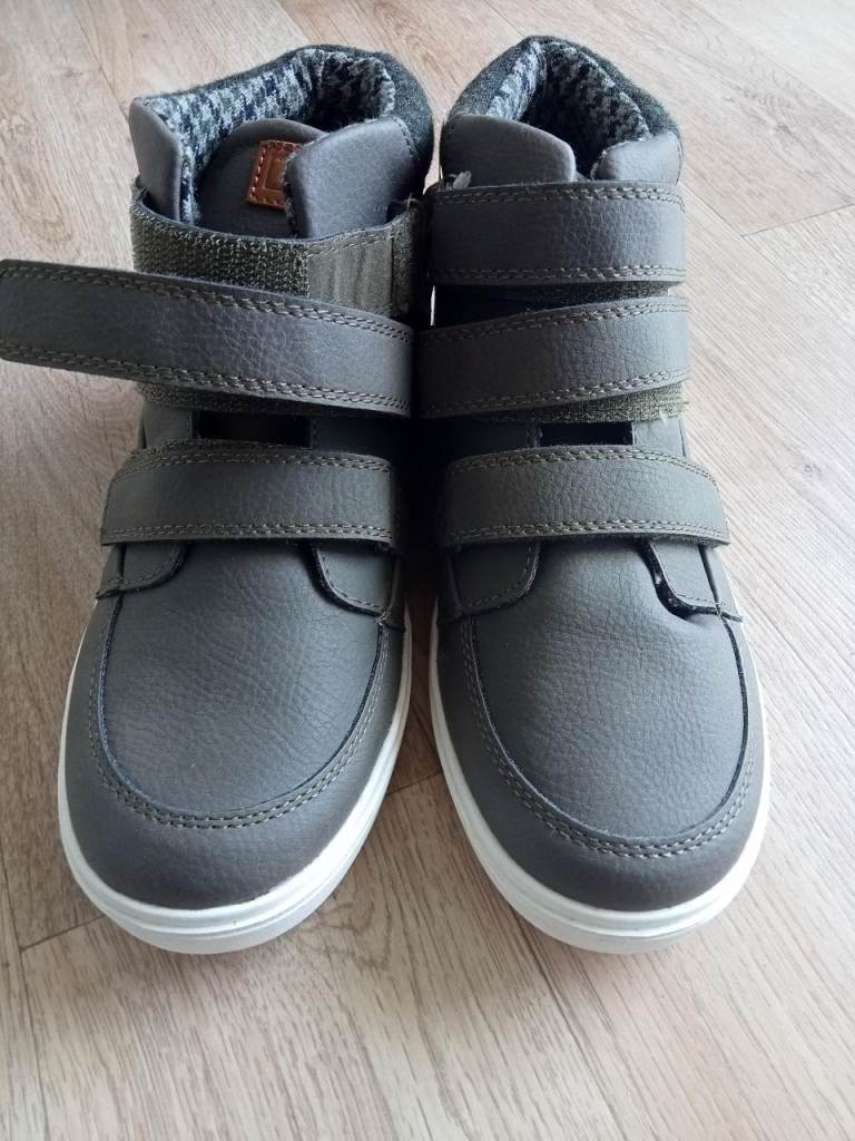 COMFORTABLE VELCRO BOOT NEW UNUSED.