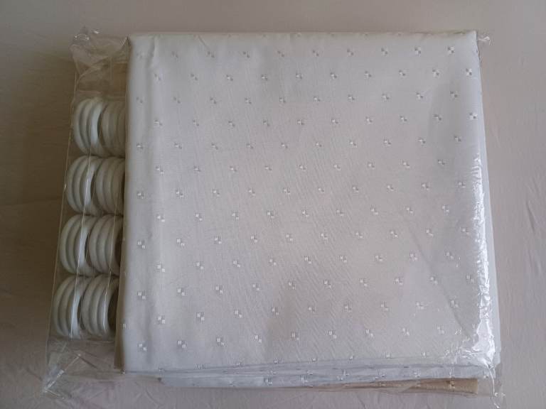 1 Shower Curtains (Fabric Water-Reppellent) with 12 suspension rings 
