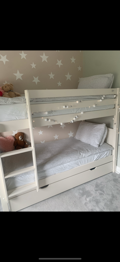 Bunk beds / 2 single beds