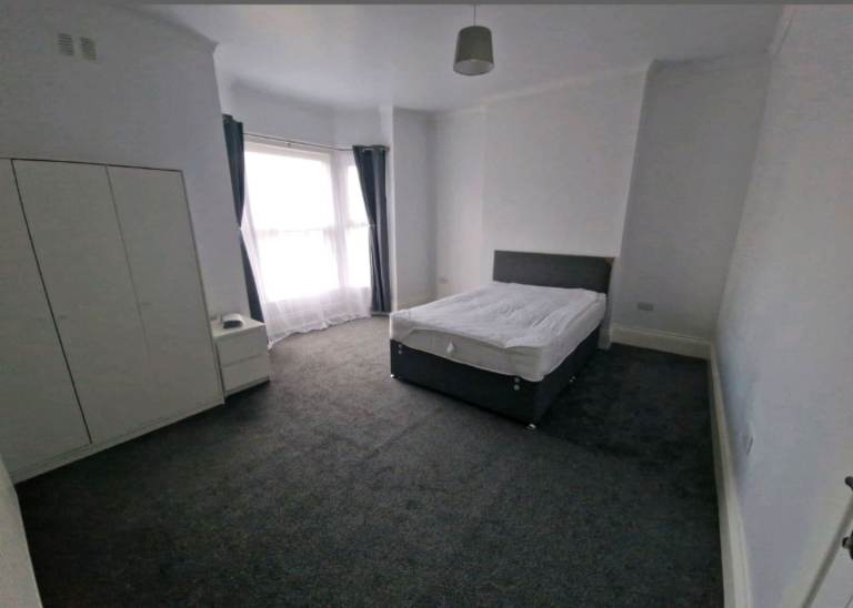 Furnished double rooms available to rent immediately