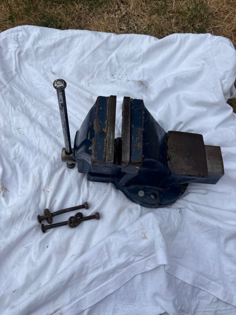 Sturdy Bench Vice – Good Condition, Blue Metal 4” jaws. 