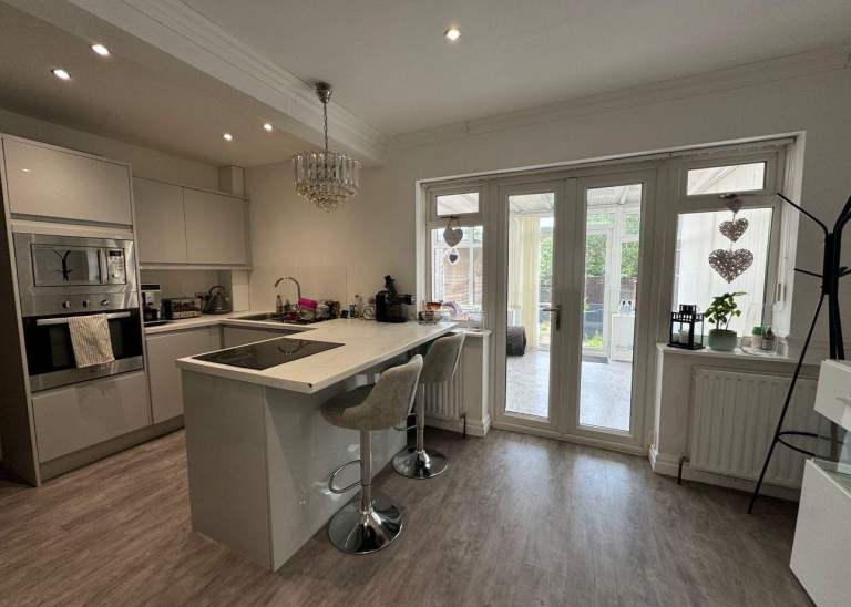 Double room available ( Bills inc) £600 pm