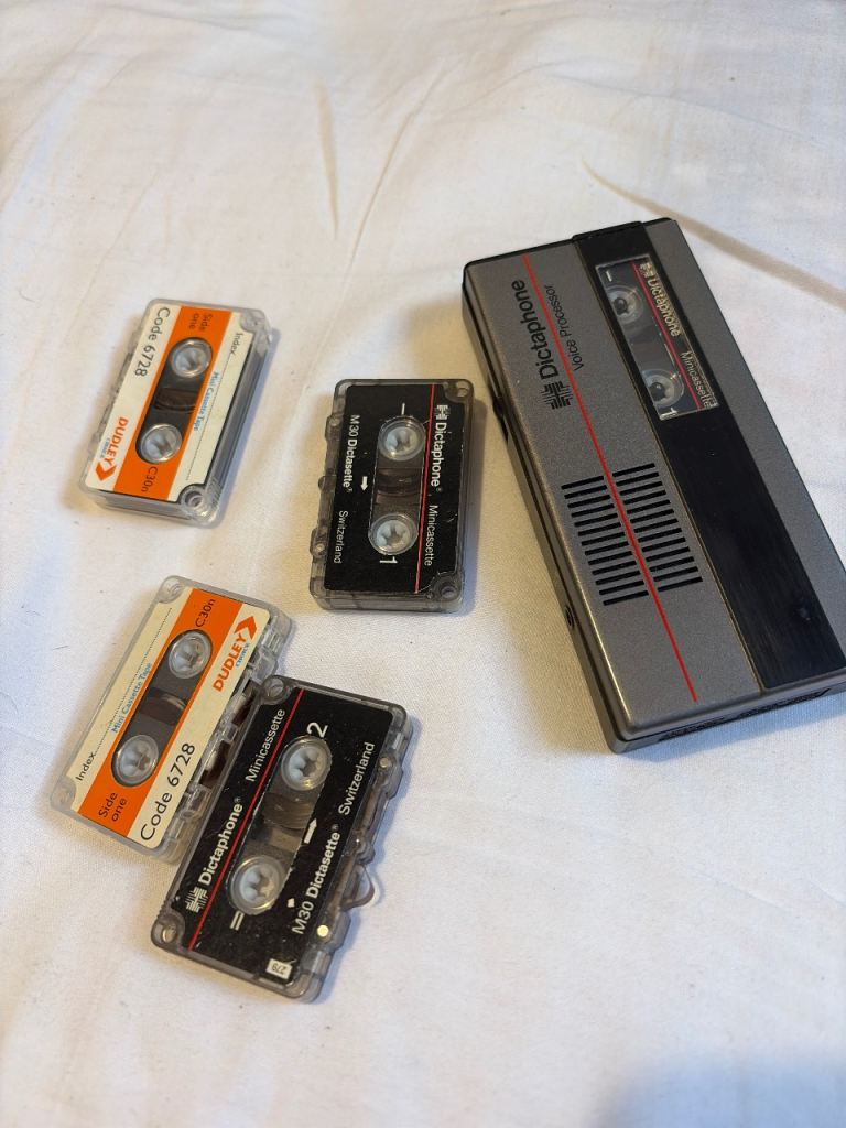 Dictaphone Voice Recorder and Microcassettes – Good Condition