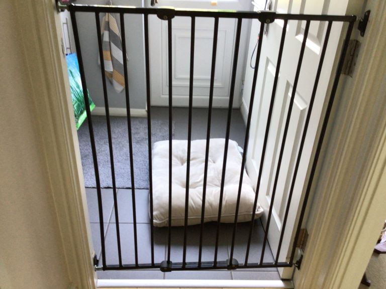 BLACK METAL ADJUSTABLE DOG GATE.