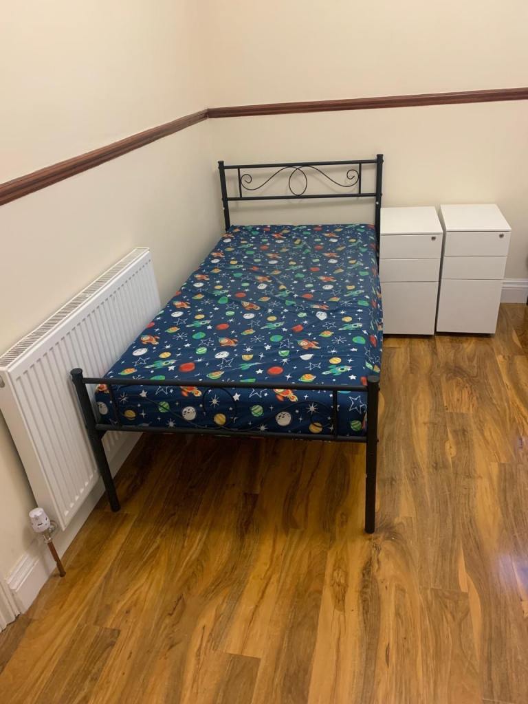 Large double room to rent