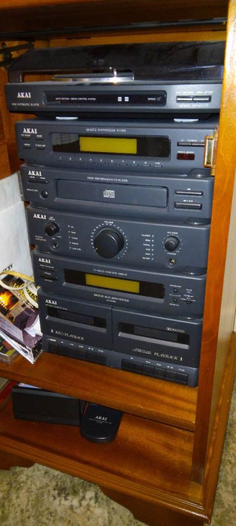 AKAI - Mini Hi-Fi Stereo System with Turntable and Speakers.