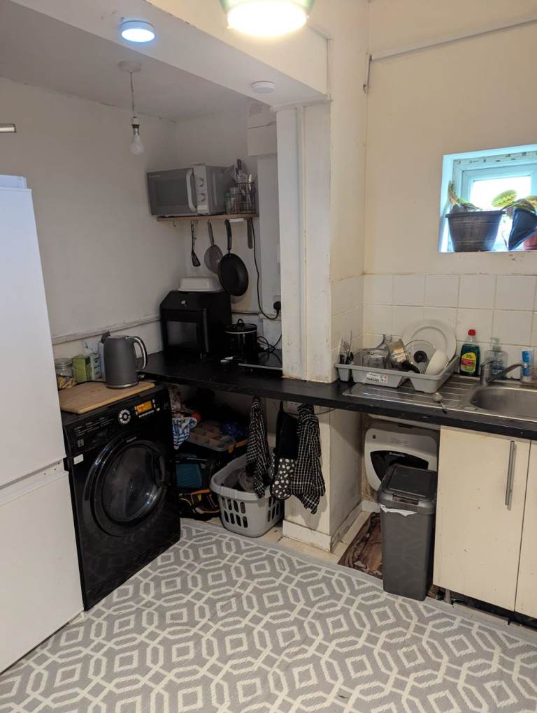 *All Bills included - available 1st January 2026* 1-bed studio flat in Downend for rent