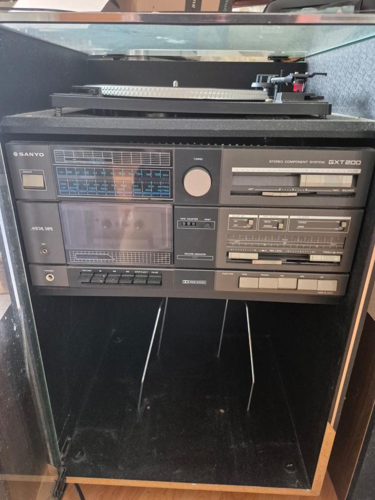 Sanyo GXT-800 Stereo System with Turntable and Speakers
