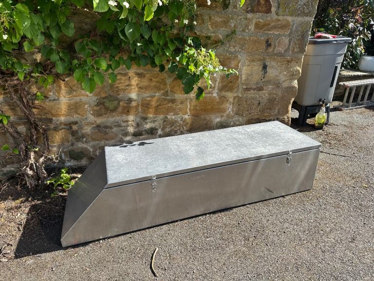 Metal Outdoor/car roof Storage Box – Secure, Good Condition