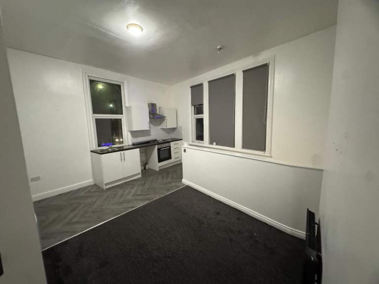 2 bedroom flat - Featherstone