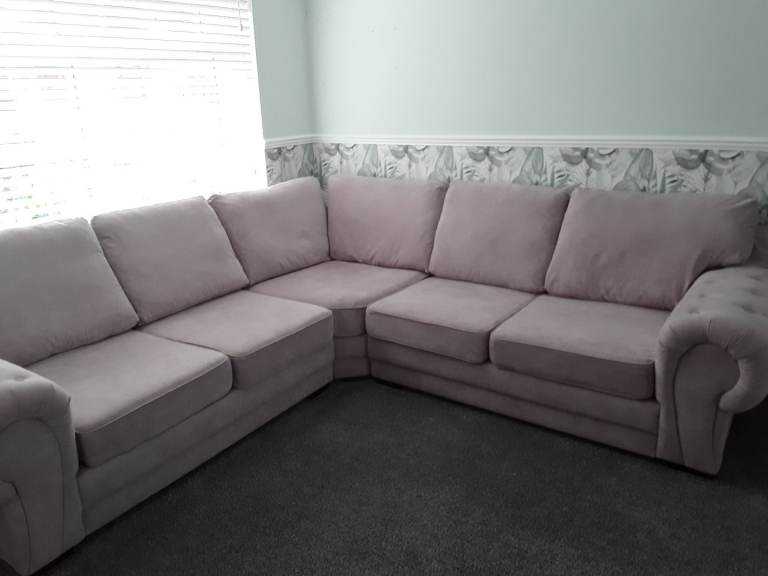 5 seater corner sofas in very good condition no smokers or pets £200 