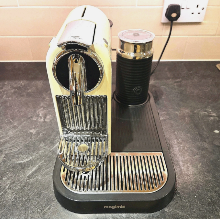 Magimix Nespresso M190 Cream Coffee Machine & Milk Frother